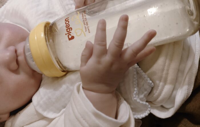 ミルクを飲む生後5ヶ月の赤ちゃん