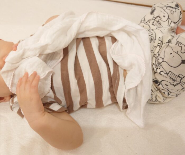 タオルを握っている生後１１ヶ月の赤ちゃん