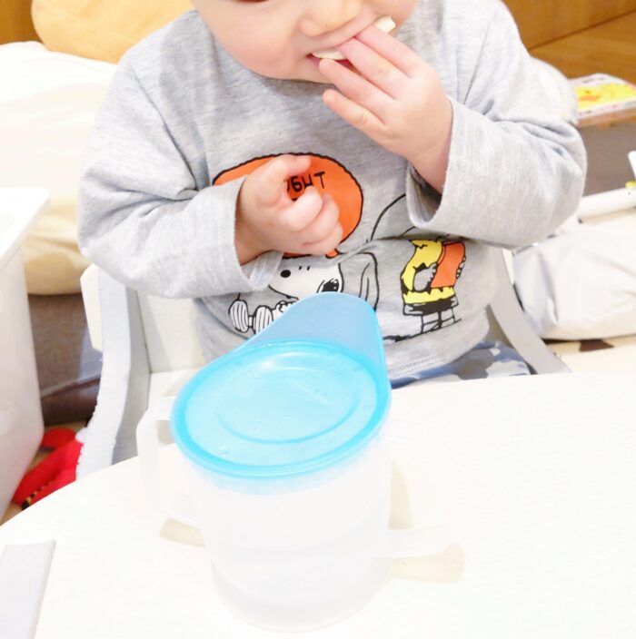 おやつを食べる１歳０ヶ月の赤ちゃん