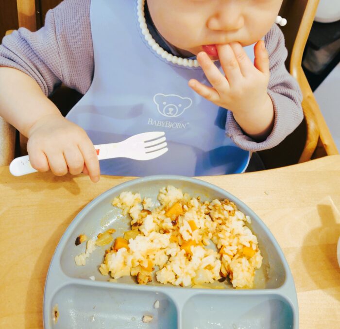 ご飯を食べる１歳０ヶ月の赤ちゃん