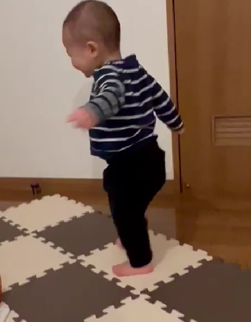 踊る１歳１ヶ月の赤ちゃん