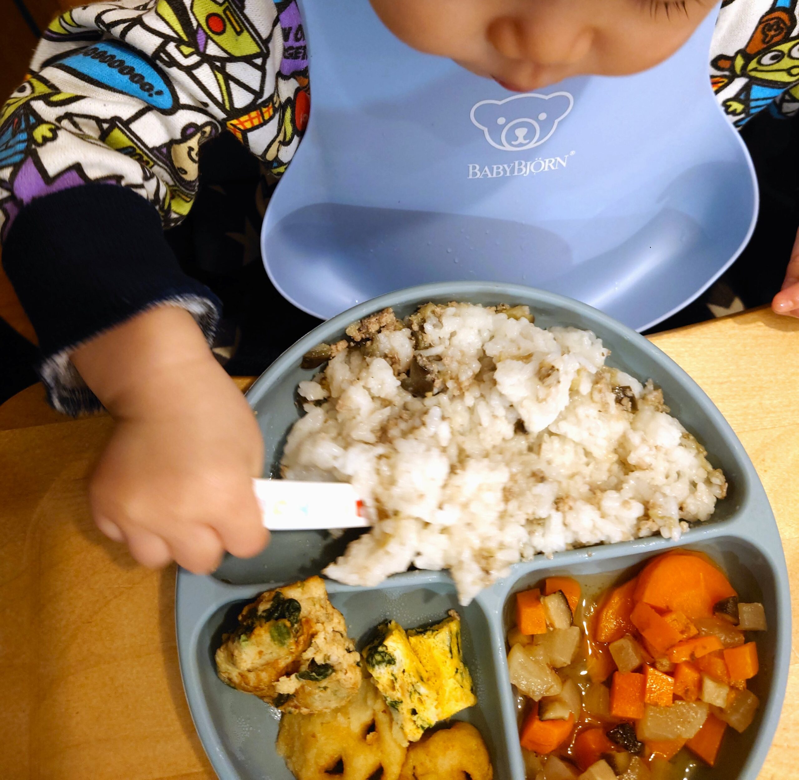 ご飯を食べる１歳１ヶ月の赤ちゃん