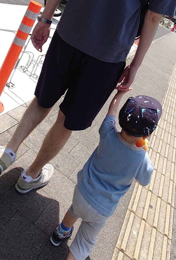 パパと手を繋いで歩く１歳７ヶ月のこども