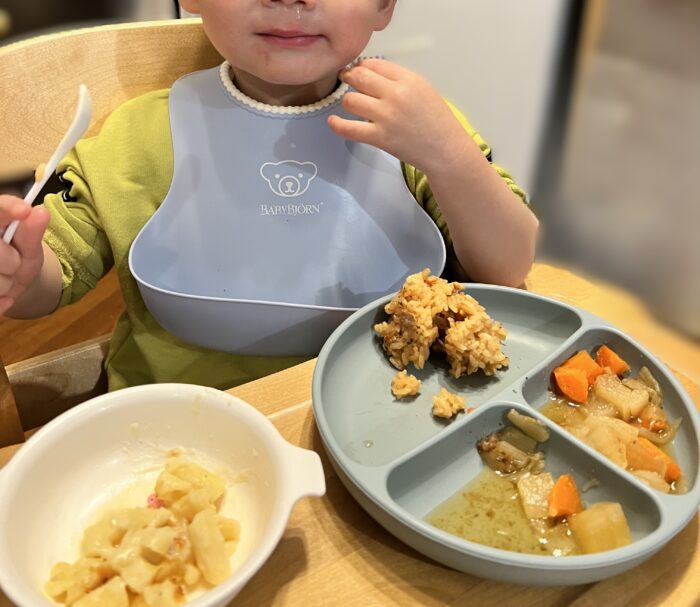 ご飯を食べる２歳１ヶ月の子供