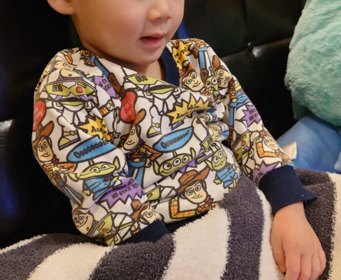 テレビを見ている２歳３ヶ月の子供
