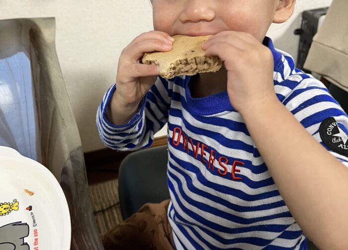 パンケーキを食べる２歳３ヶ月の子供
