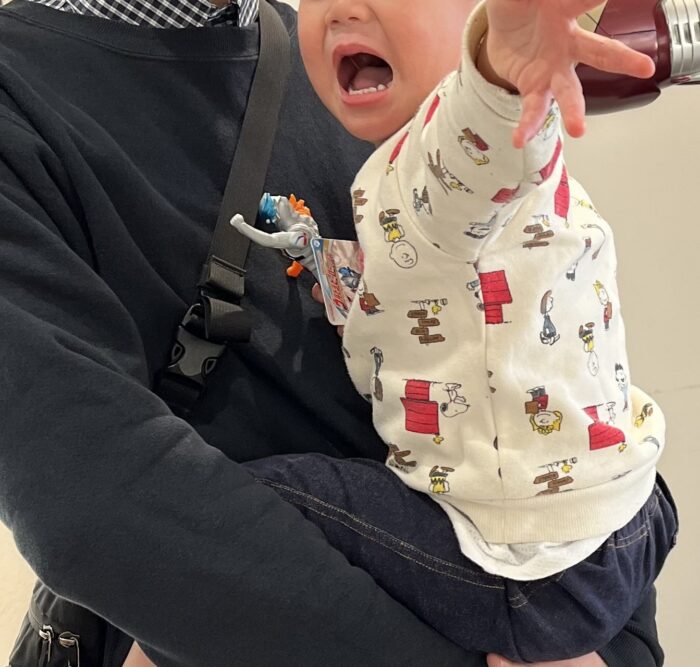 抱っこで泣く２歳３ヶ月の子供
