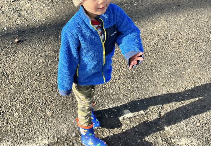歩いて登降園する２歳３ヶ月の子供