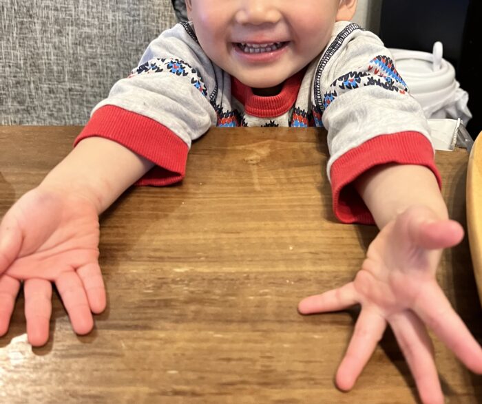 笑顔でお話する２歳３ヶ月の子供