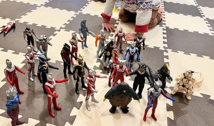 ウルトラマンを並べる2歳4ヶ月の子供