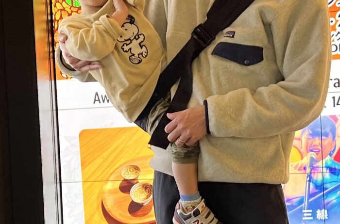 抱っこ紐で抱っこされる2歳4ヶ月の子供