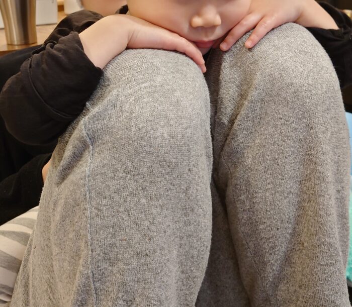 ご飯を待つ2歳4ヶ月の子供