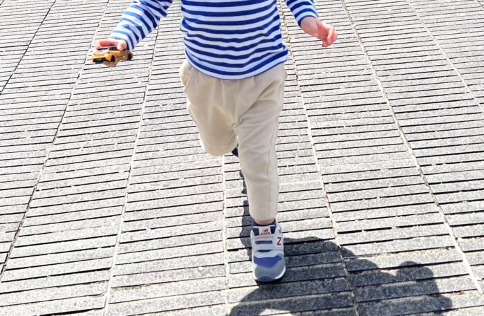 走る2歳4ヶ月の子供