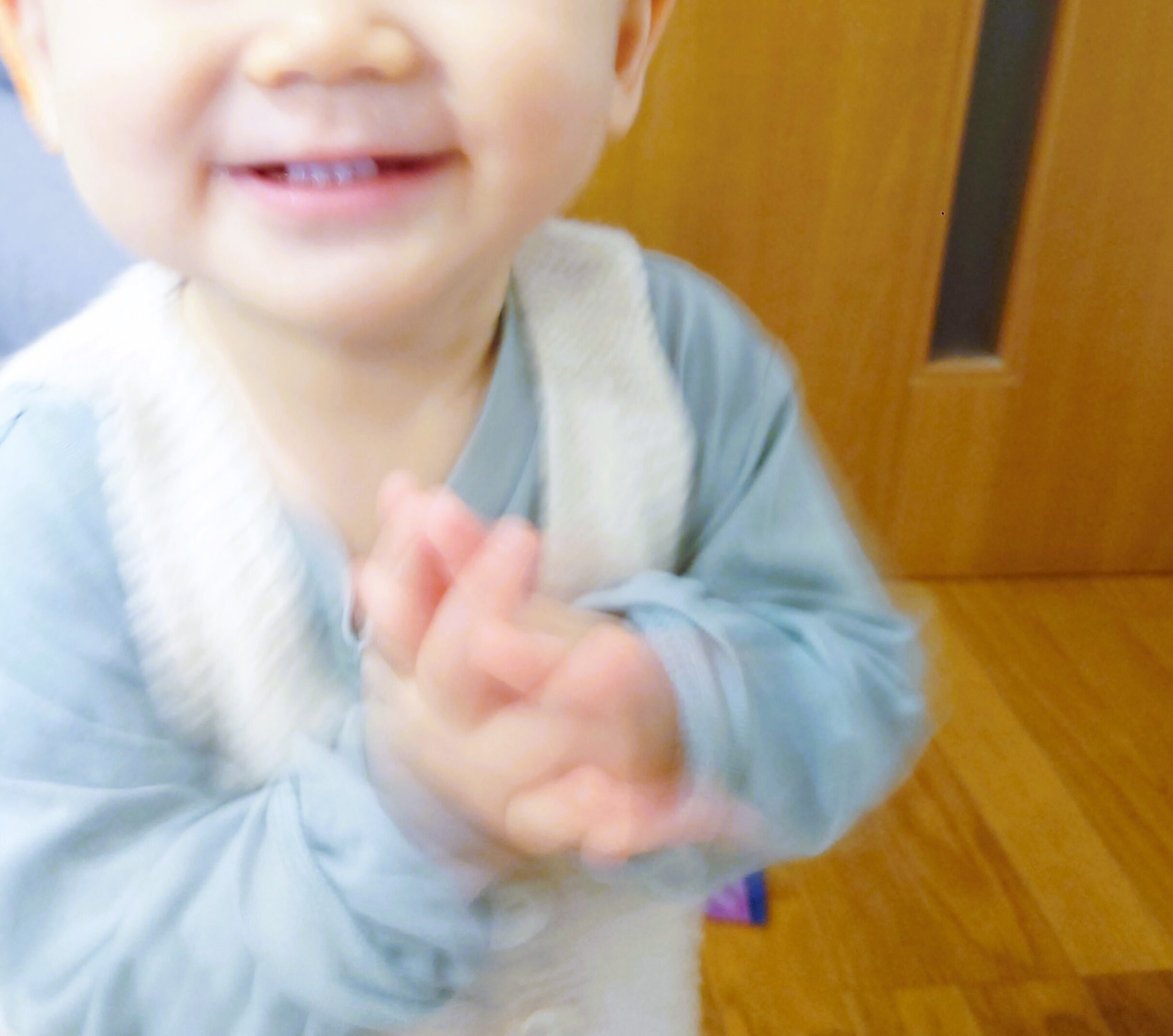 拍手をする１歳０ヶ月の赤ちゃん