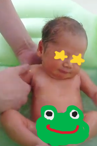 沐浴中の新生児期の赤ちゃん