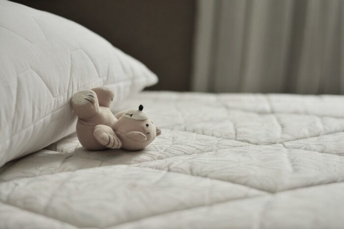 ベッドの上の人形